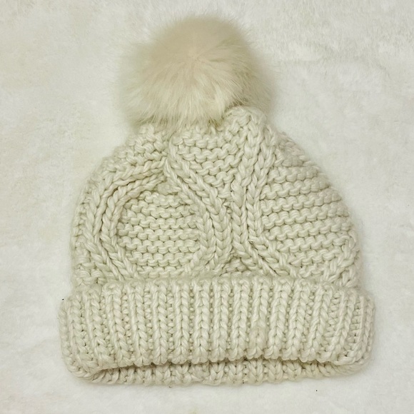 TOPSHOP Cable knit Pom Pom Toque & Scarf, 2 piece set - Picture 3 of 8